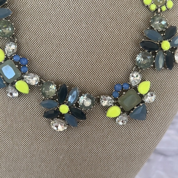 Stella & Dot  radium cluster multi color crystals necklace 18” glows w/UV light - Picture 3 of 10